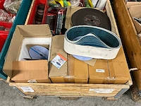 Diverse slijpschijven, kettingen en ton - afbeelding 13 van  17