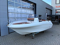 Diverse sloepen, tenders, boten en watersport items