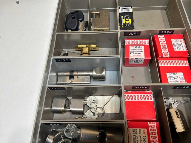 Diverse sloten met bijbehorende sleutels - afbeelding 3 van  14