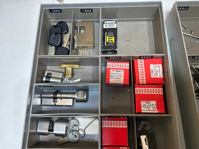 Diverse sloten met bijbehorende sleutels - afbeelding 4 van  14