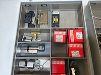 Diverse sloten met bijbehorende sleutels - afbeelding 4 van  14
