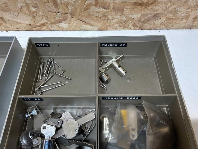 Diverse sloten met bijbehorende sleutels - afbeelding 12 van  14