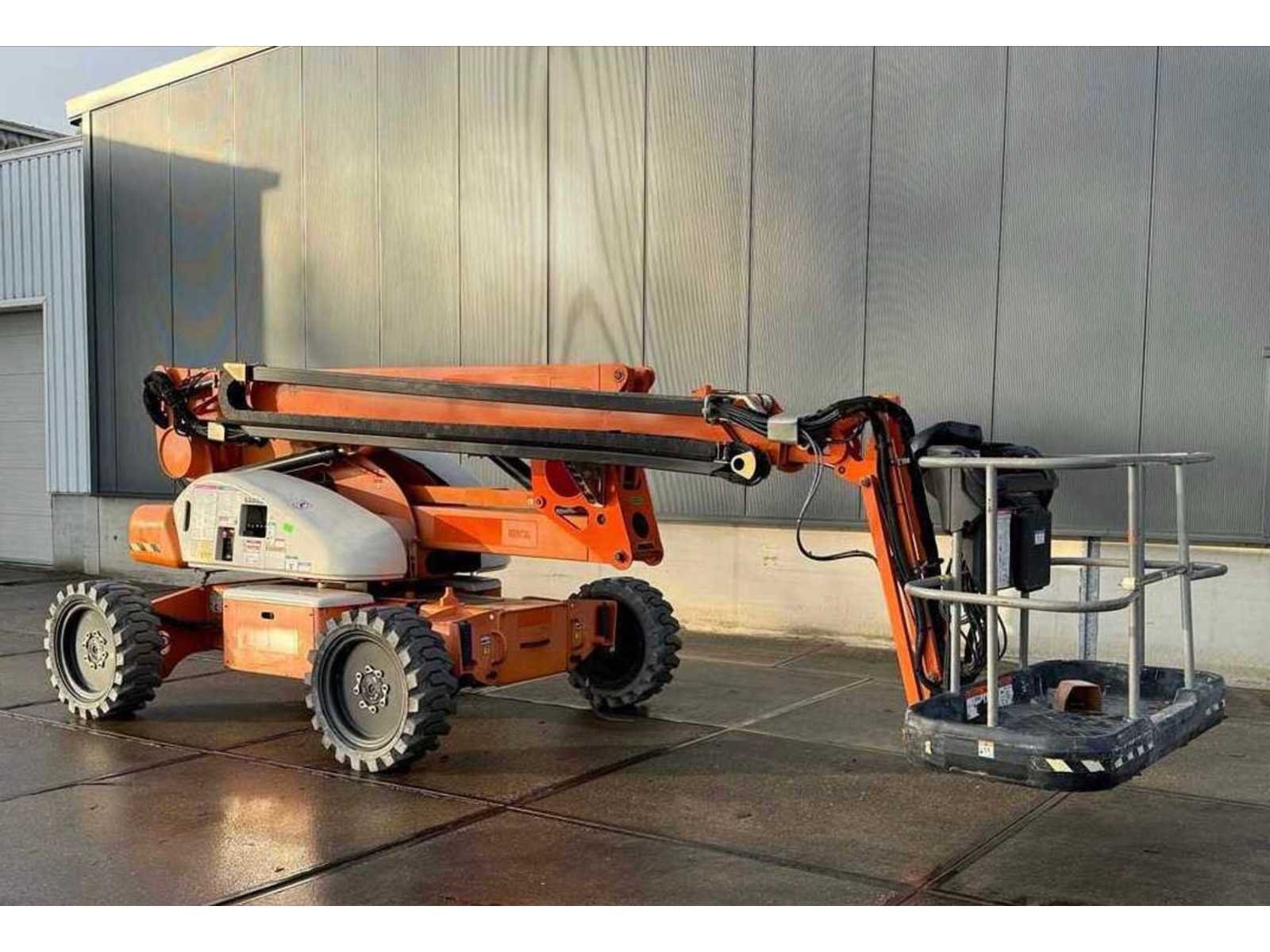Diverse soorten hoogwerkers, werktuigen en materiaal