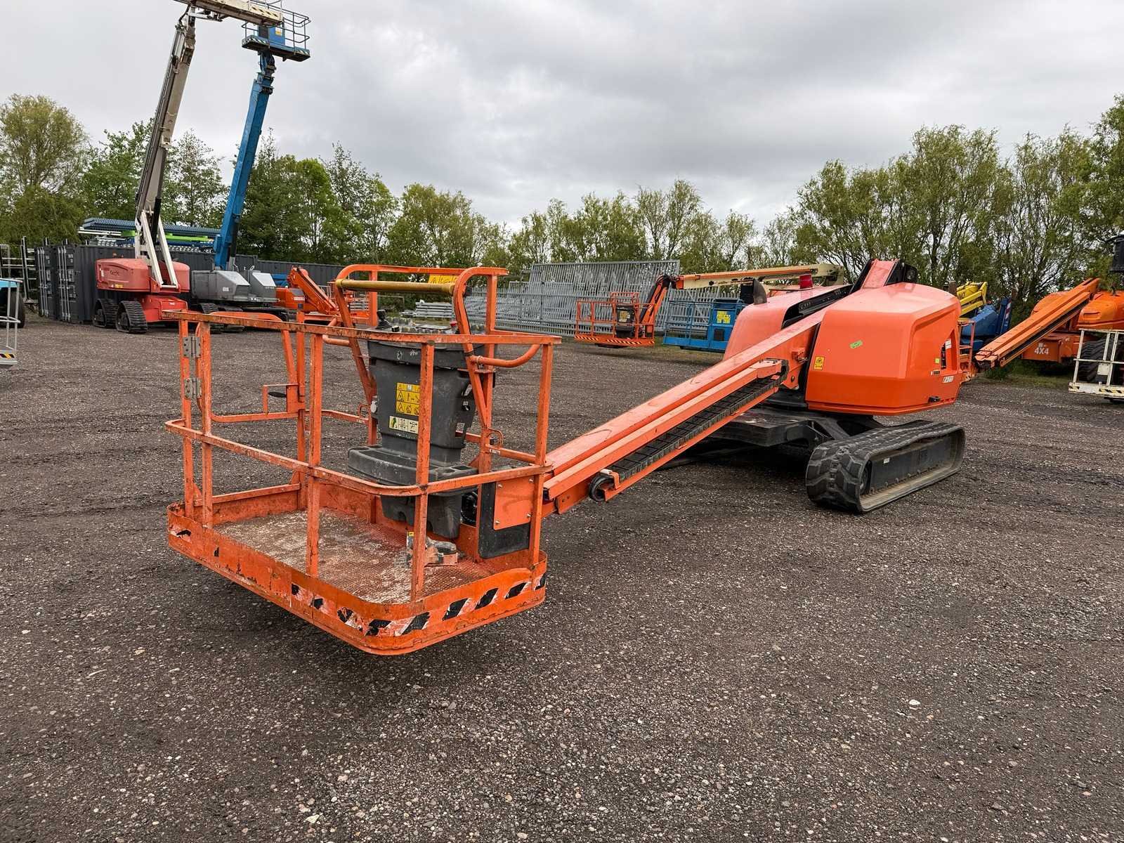 Diverse soorten hoogwerkers, werktuigen en materiaal