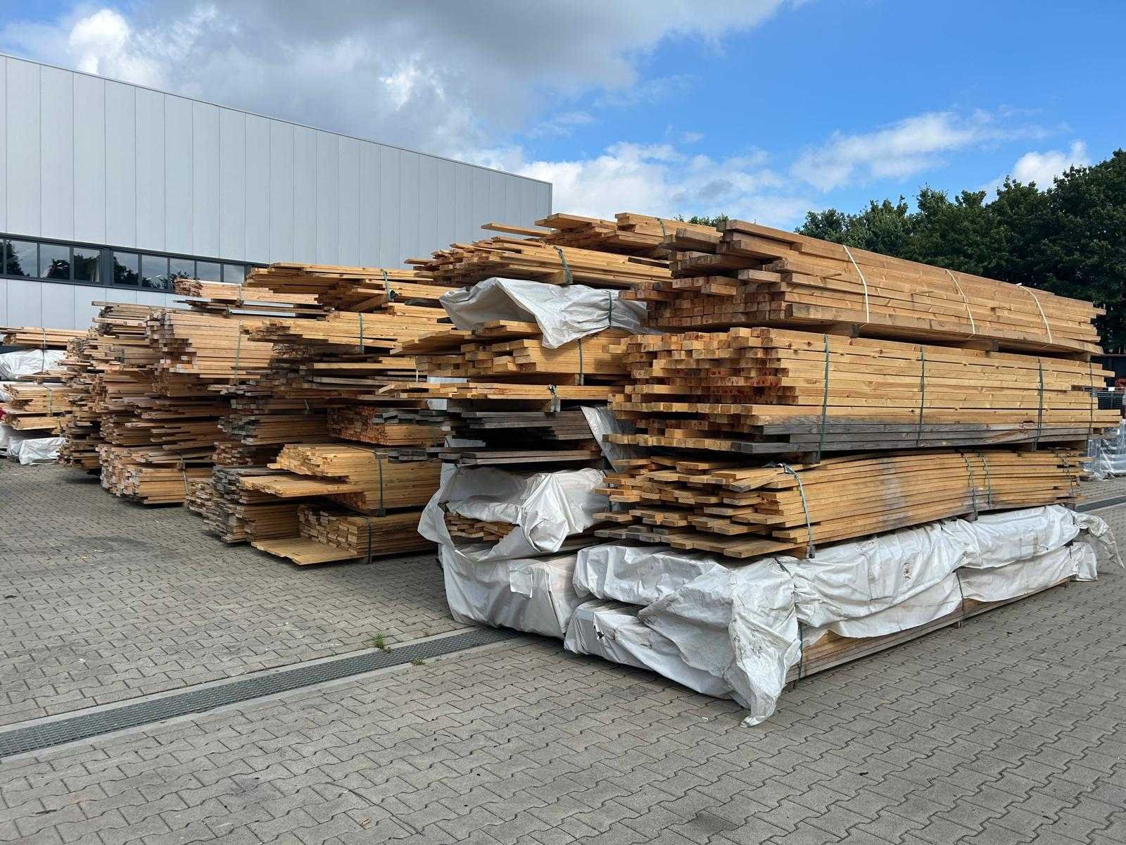 Diverse soorten hout, dakbedekking, plaatstaal, opslagtenten en gereedschappen