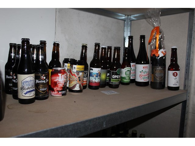 Diverse speciaalbieren op schap. 17 stuks. - afbeelding 1 van  2