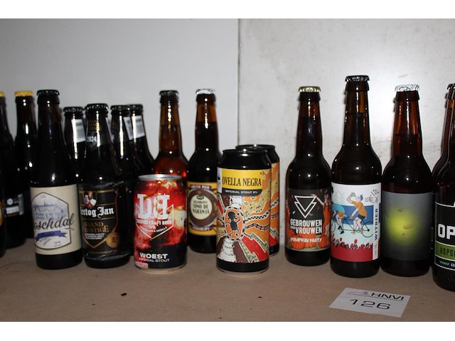 Diverse speciaalbieren op schap. 17 stuks. - afbeelding 2 van  2