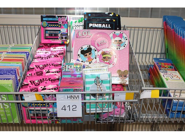 Diverse speelgoedpresentjes w.o. lol-surprise en pinball-games in mand. - afbeelding 1 van  2