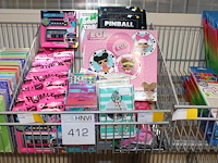 Diverse speelgoedpresentjes w.o. lol-surprise en pinball-games in mand. - afbeelding 1 van  2