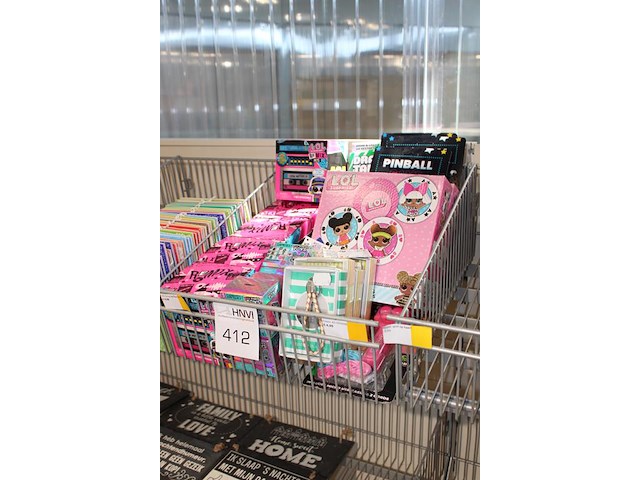 Diverse speelgoedpresentjes w.o. lol-surprise en pinball-games in mand. - afbeelding 2 van  2
