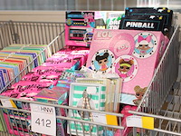 Diverse speelgoedpresentjes w.o. lol-surprise en pinball-games in mand. - afbeelding 2 van  2