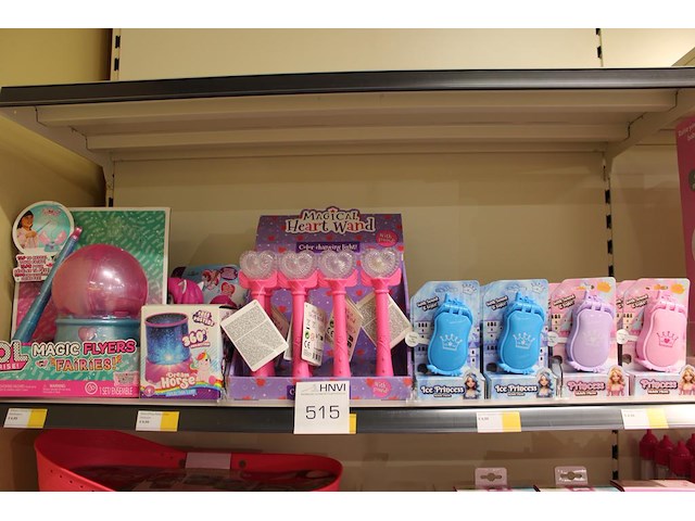 Diverse speelgoedproducten w.o. princess mobile phones, heart wand etc. in en op 2 schappen. - afbeelding 1 van  2