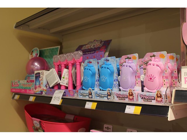 Diverse speelgoedproducten w.o. princess mobile phones, heart wand etc. in en op 2 schappen. - afbeelding 2 van  2
