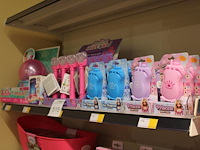 Diverse speelgoedproducten w.o. princess mobile phones, heart wand etc. in en op 2 schappen. - afbeelding 2 van  2
