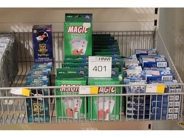 Diverse spellen in mand w.o. kaarten en dobbelstenen in mand. - afbeelding 1 van  2