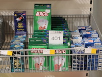 Diverse spellen in mand w.o. kaarten en dobbelstenen in mand. - afbeelding 1 van  2