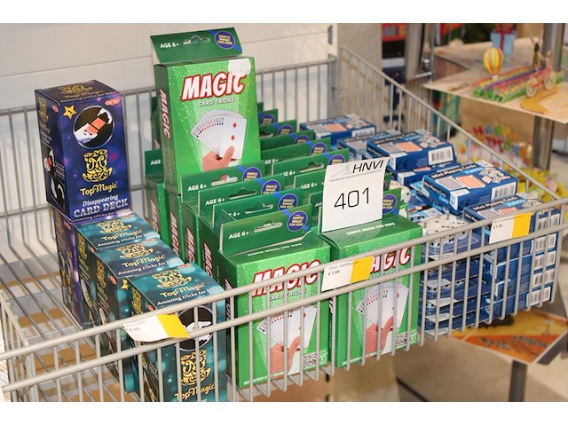 Diverse spellen in mand w.o. kaarten en dobbelstenen in mand. - afbeelding 2 van  2