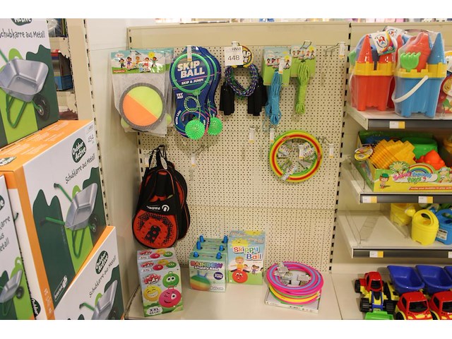 Diverse spellen w.o. springtouw, skippyballen, padelrackets en catchbal en frisbeesl in stellingdeel. - afbeelding 1 van  2