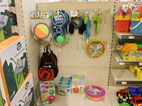 Diverse spellen w.o. springtouw, skippyballen, padelrackets en catchbal en frisbeesl in stellingdeel. - afbeelding 1 van  2