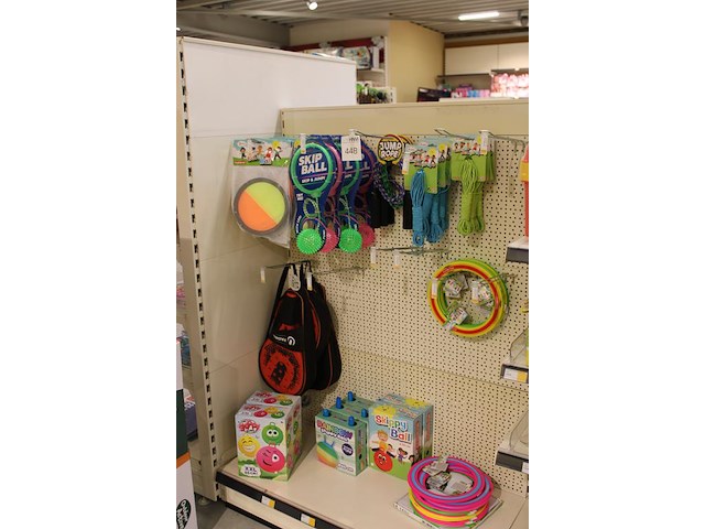 Diverse spellen w.o. springtouw, skippyballen, padelrackets en catchbal en frisbeesl in stellingdeel. - afbeelding 2 van  2