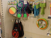 Diverse spellen w.o. springtouw, skippyballen, padelrackets en catchbal en frisbeesl in stellingdeel. - afbeelding 2 van  2