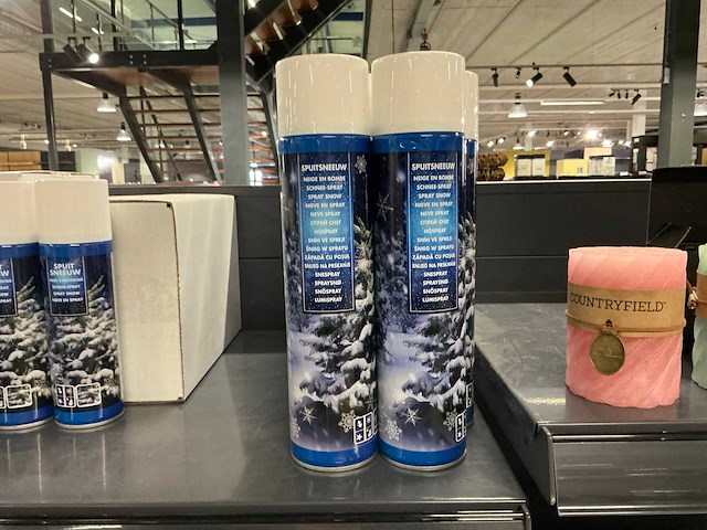 Diverse spuit sneeuw kerst- & seizoensartikelen (154x) - afbeelding 2 van  3