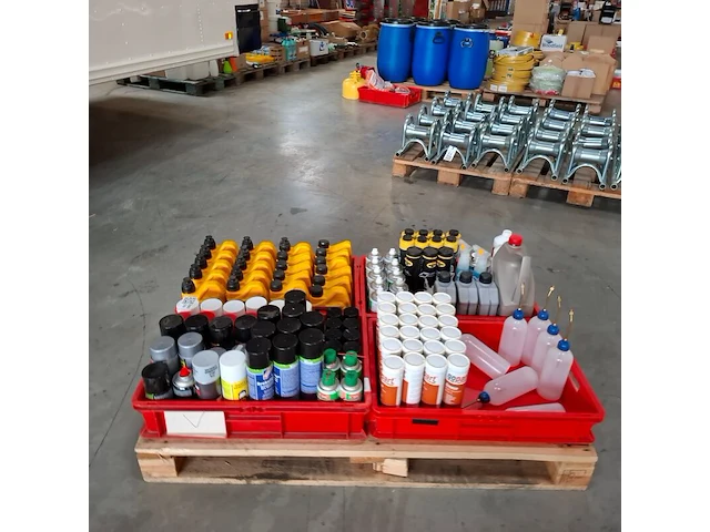 Diverse spuitbussen en oliën - afbeelding 12 van  19