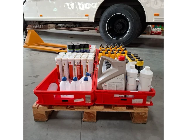 Diverse spuitbussen en oliën - afbeelding 15 van  19