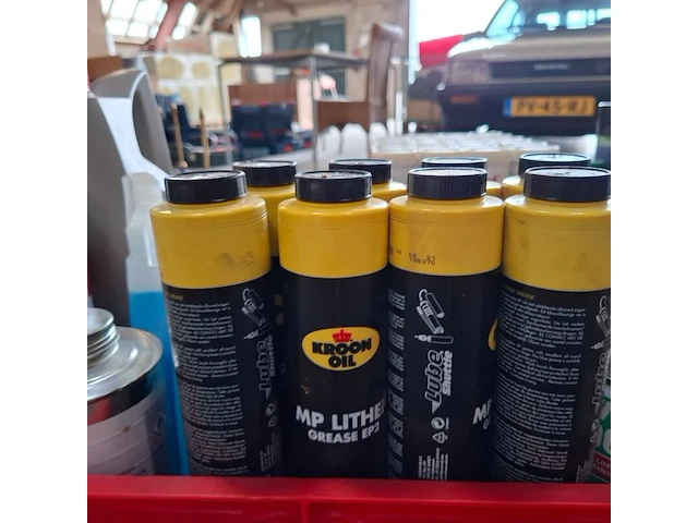 Diverse spuitbussen, verfpatronen en oliën - afbeelding 9 van  19