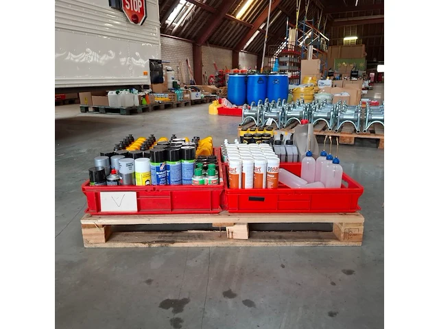 Diverse spuitbussen, verfpatronen en oliën - afbeelding 1 van  19