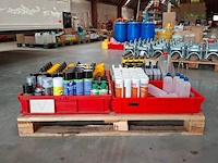 Diverse spuitbussen, verfpatronen en oliën - afbeelding 1 van  19