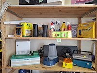 Diverse spullen, 2 schappen vol, foto kan wat afwijken - afbeelding 2 van  3