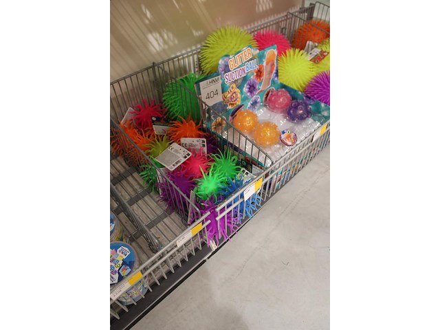 Diverse squeezeballen in diverse uitvoeringen in mand. - afbeelding 2 van  2