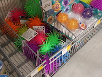 Diverse squeezeballen in diverse uitvoeringen in mand. - afbeelding 2 van  2