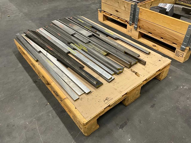 Diverse staal restanten - afbeelding 1 van  3