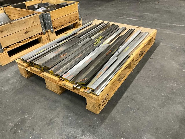 Diverse staal restanten - afbeelding 2 van  3