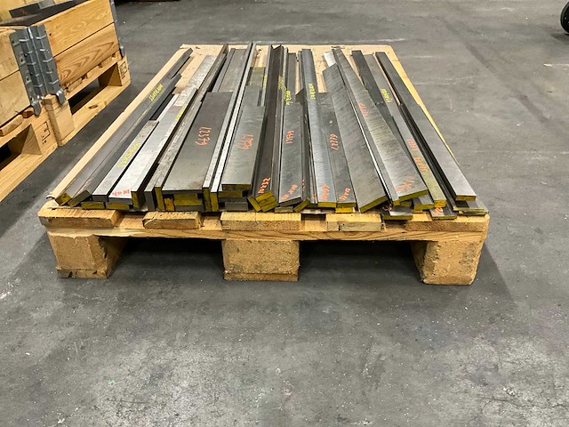 Diverse staal restanten - afbeelding 3 van  3