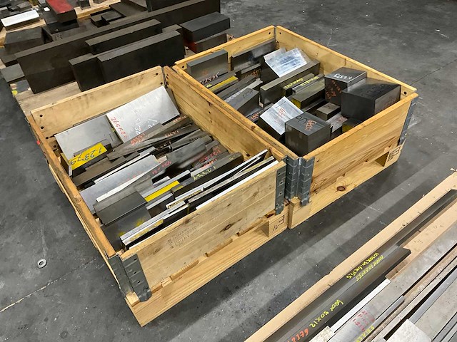 Diverse staal restanten - afbeelding 1 van  5