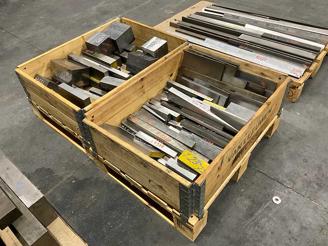 Diverse staal restanten - afbeelding 2 van  5