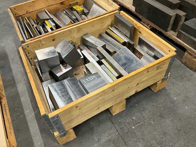 Diverse staal restanten - afbeelding 3 van  5