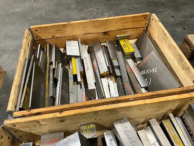 Diverse staal restanten - afbeelding 4 van  5