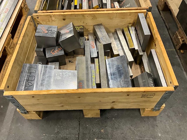 Diverse staal restanten - afbeelding 5 van  5