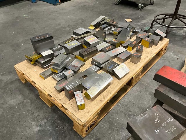 Diverse staal restanten - afbeelding 1 van  4