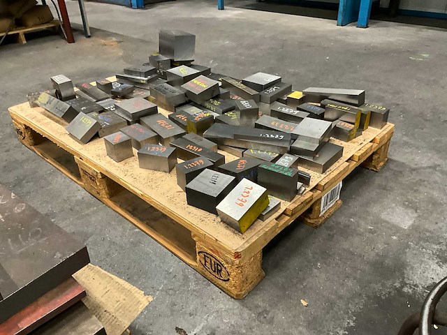 Diverse staal restanten - afbeelding 4 van  4