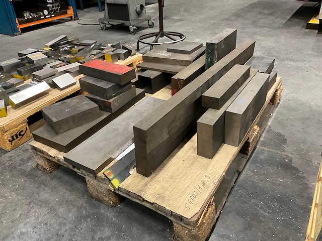 Diverse staal restanten - afbeelding 1 van  4