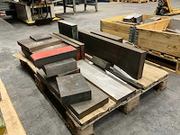 Diverse staal restanten - afbeelding 2 van  4