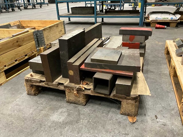 Diverse staal restanten - afbeelding 4 van  4