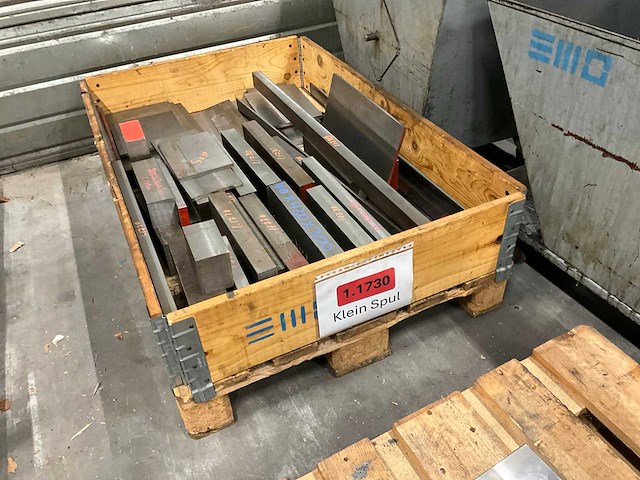 Diverse staal restanten - afbeelding 1 van  3