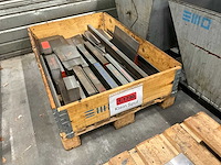 Diverse staal restanten - afbeelding 1 van  3