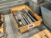 Diverse staal restanten - afbeelding 2 van  3